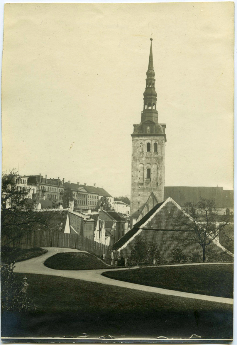 Tallinn, Niguliste kirik, vaade Harjuvärava mäelt.
