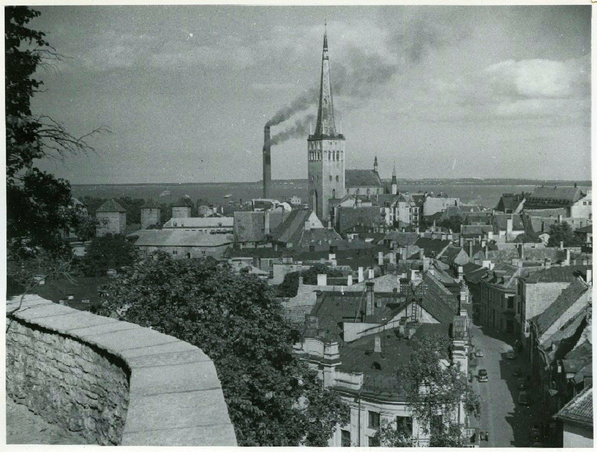 Tallinn, vaade Toompealt Oleviste kiriku suunas.
