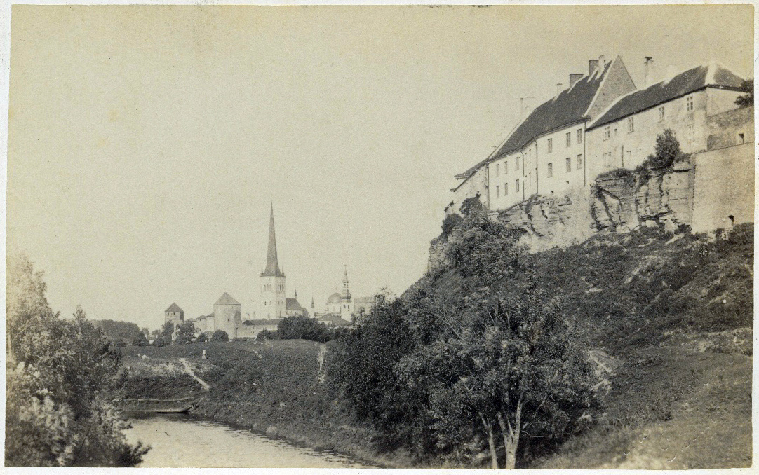 Tallinn, Patkuli park, paremal Toompea, taga Oleviste kirik.