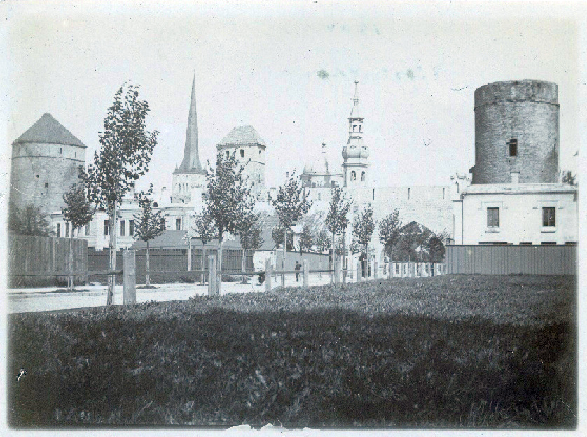 Tallinn, vaade Kloostri tänavale, taga Kloostri värav.