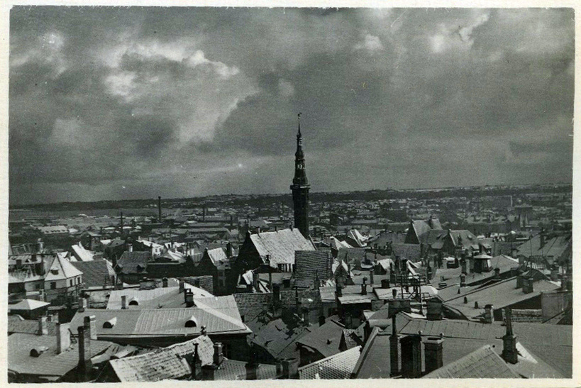 Tallinn, vaade Toompealt, keskel Raekoda.