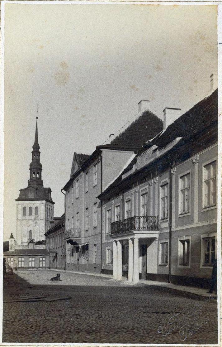 Tallinn, Lossi plats, vana Krediitkassa, taga Niguliste kirik.