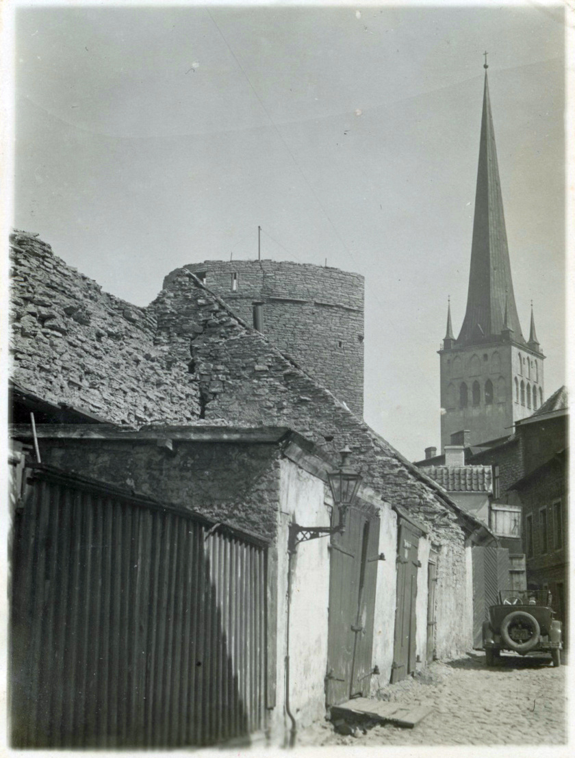 Tallinn, Laboratooriumi tänav, taga Oleviste kirik.