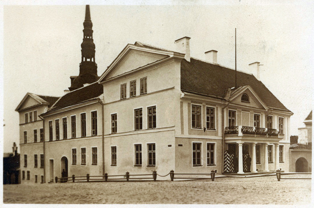 Tallinn, maja Lossi platsi ja Pika jala nurgal.