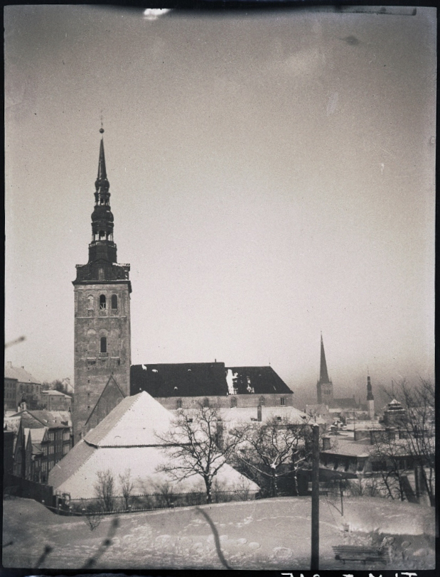 Tallinn, Niguliste kirik, vaade Harjuvärava mäelt.