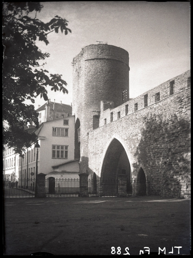 Tallinn, Köstritorn ja värav linnamüüris Kloostri tänava kohal.
