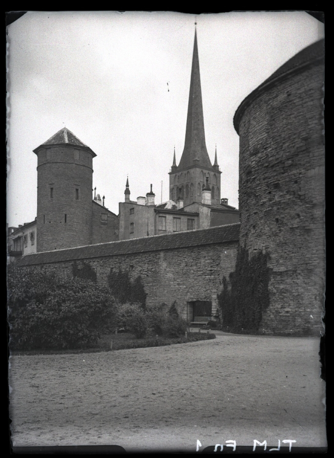 Tallinn, vaade Oleviste kirikule Rannavärava mäelt, vasakul Stolting, paremal Paks Margareta.