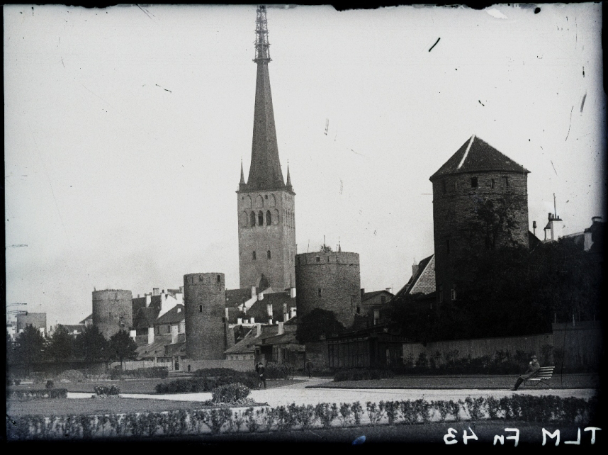 Tallinn, vana linnamüür tornidega ja Oleviste kirik, vaade lääne poolt.