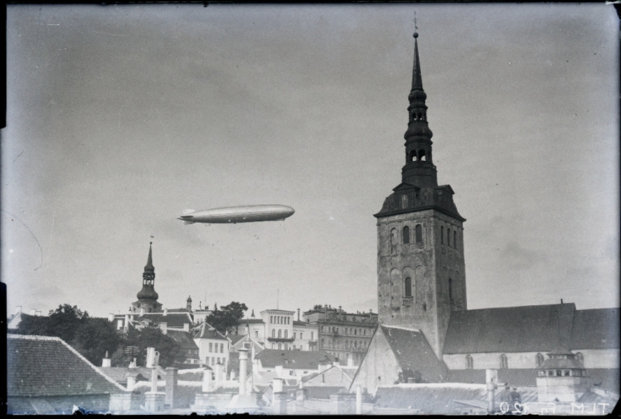 Tallinn, vaade Toompeale lõuna poolt, paremal Niguliste kirik.