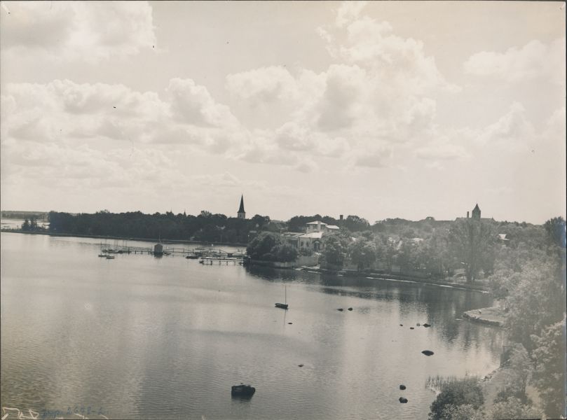 Foto. Dampffi album. Vaade Haapsalu Suurele promenaadile ja paadisillale Peltzeri maja tornist. 1931.