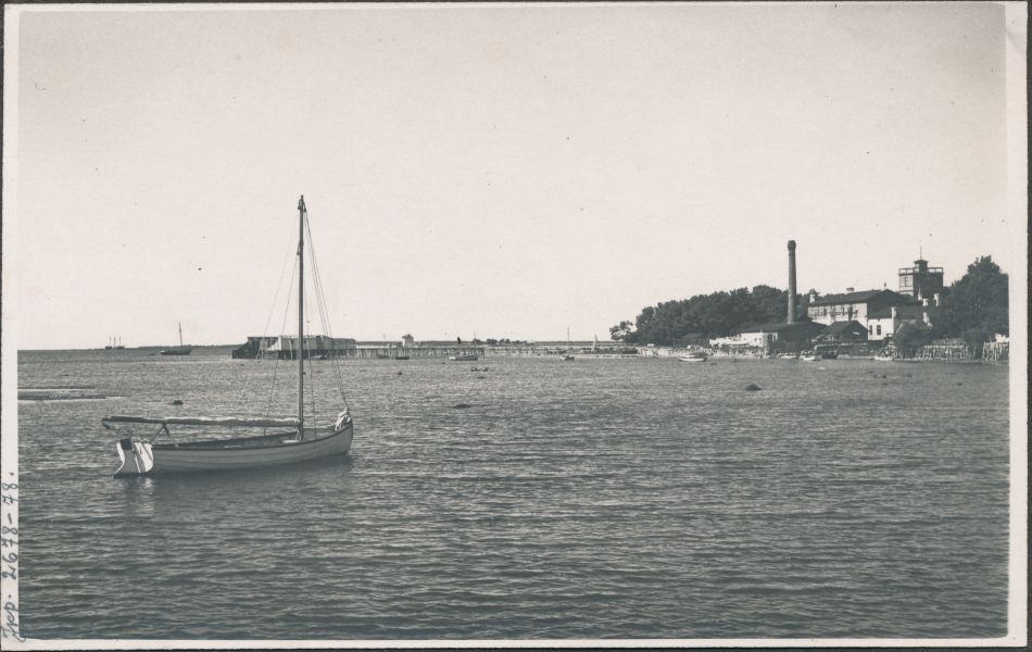 Foto. Dampfi album. Vaade linna supelasutusele ja supelmajadele merelt. 1920-30nd.
