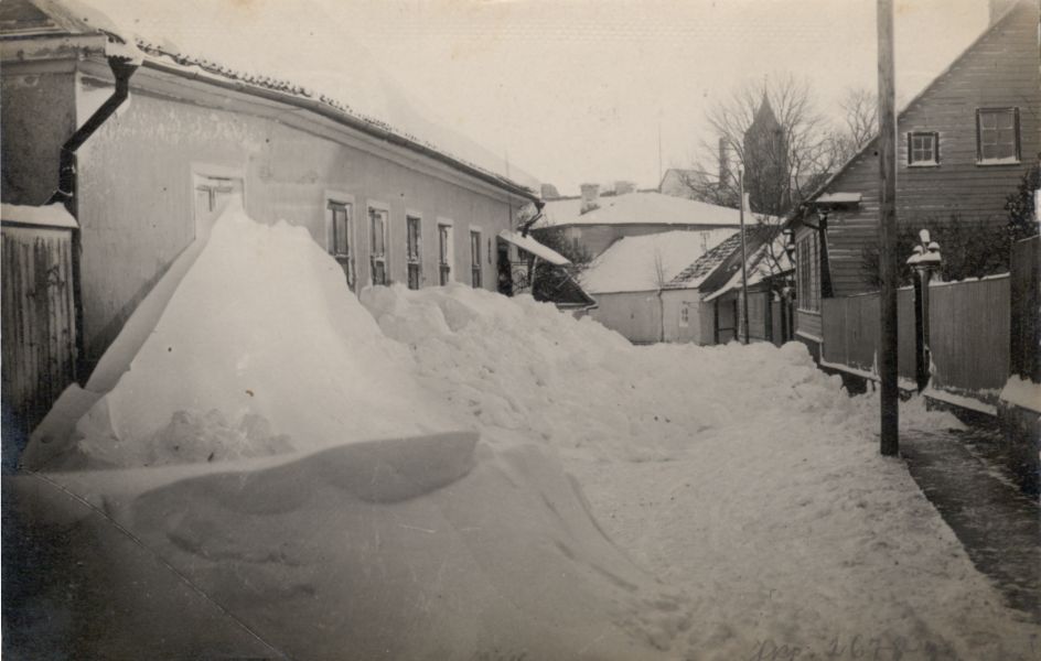 Foto. Haapsalu lumerohkel talvel 1913. Vaade piki Suur-Mere tänavat Viieristi suunas. Vasemal suur lumehang dr Hoffmanni maja ees