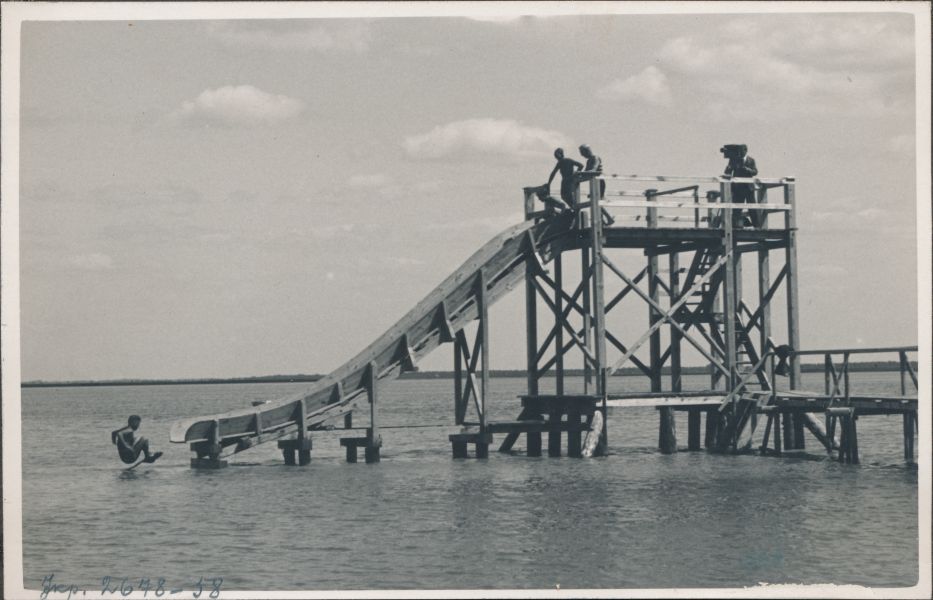 Foto. Dampfi album. Liutee Aafrika rannas ujumisbasseini ääres. Foto 1932.