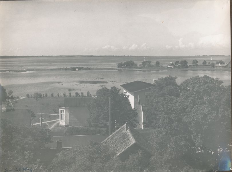 Foto. Dampfi album. Vaade Väikesele Viigile, Holmile ja Haapsalu lahele Peltzeri maja tornist. u. 1910.