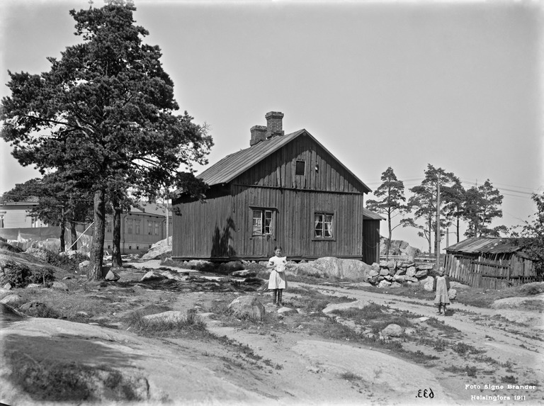 Itäinen Papinkatu 9.  Taustalla Castréninkatu.