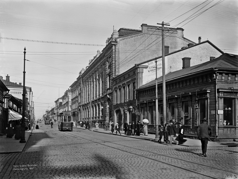 Aleksanterinkatu 38, 36, 34. Kluuvikadun kulmasta Senaatintorille päin.