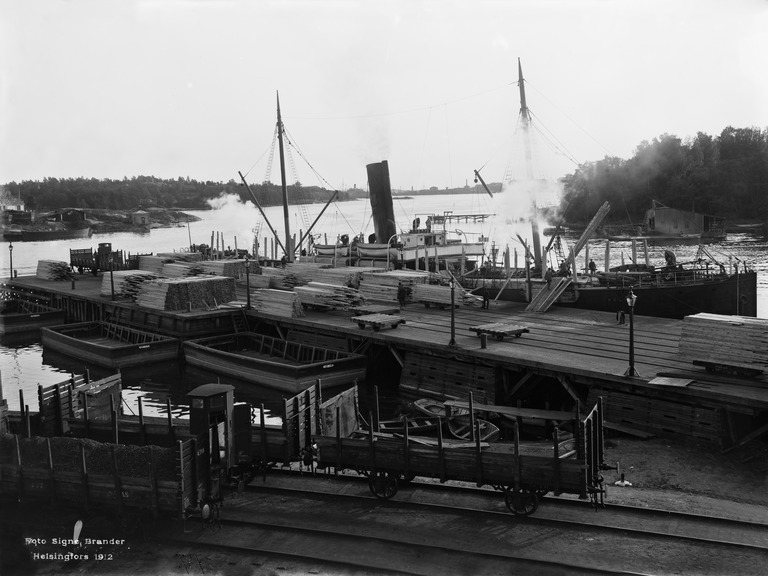 Sörnäisten satama, puutavaran lastausta