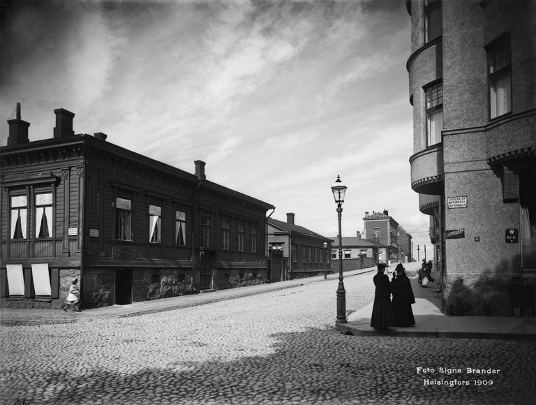 Fredrikinkatu 32, 34 . Nähtynä Antinkadun (=Lönnrotinkatu) kulmasta