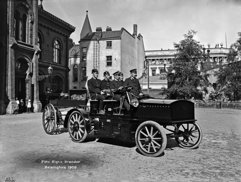 Pääpaloaseman piha, Korkeavuorenkatu 26. Sähköauto vuodelta 1909.
