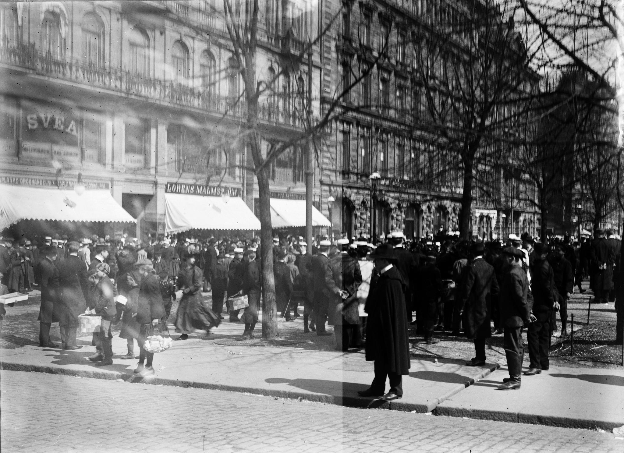 Studenter som paraderar längs Norra Esplanaden. (1890-1910)