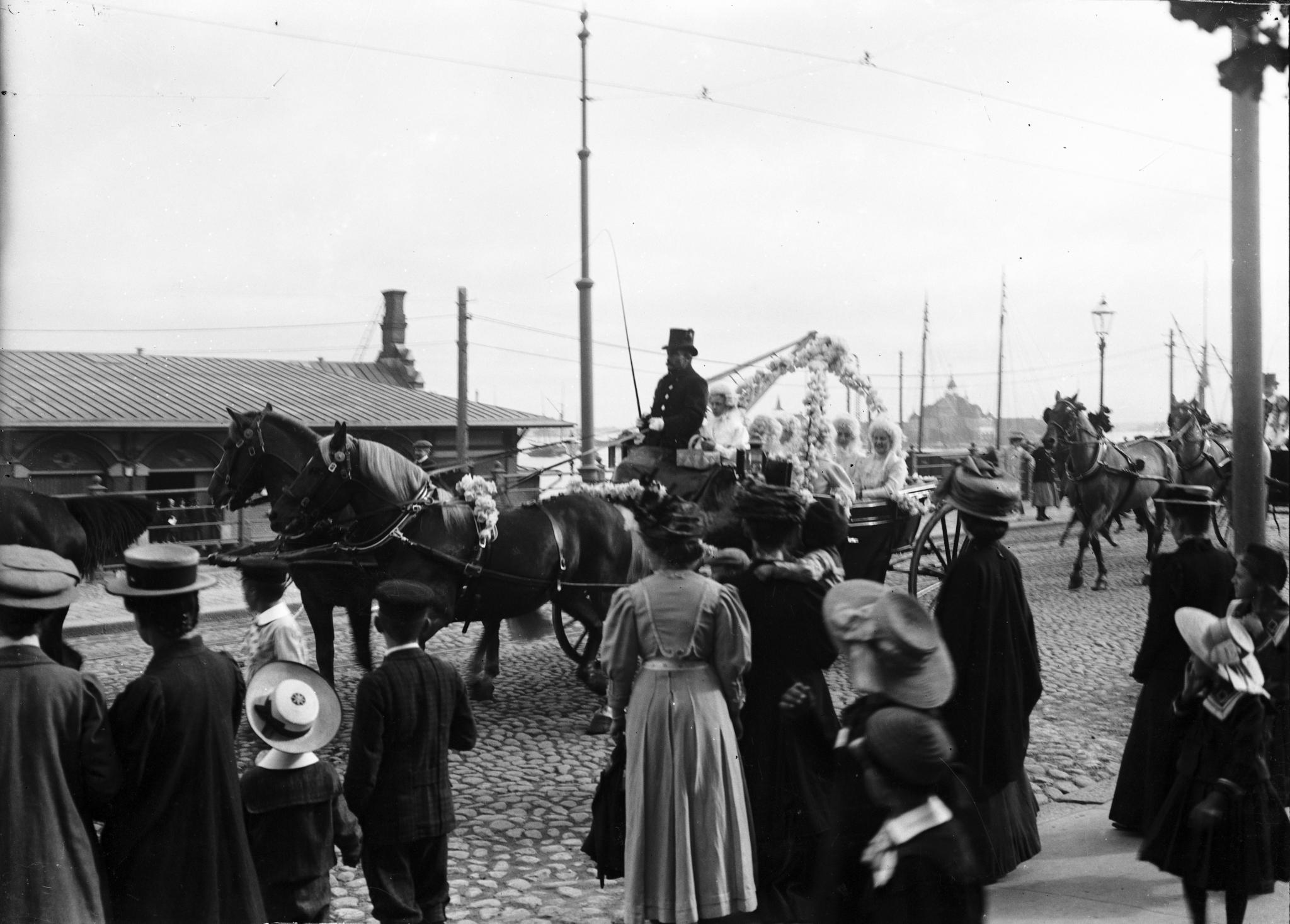 Blomsterprydd hästvagn. (1890-1910)