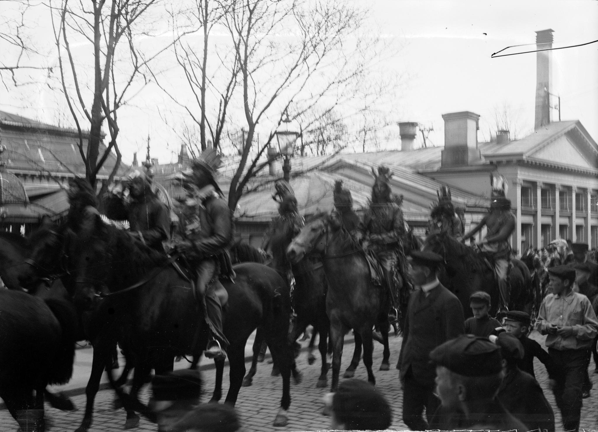 Ridande "indianer" på gatan. (1890-1910)