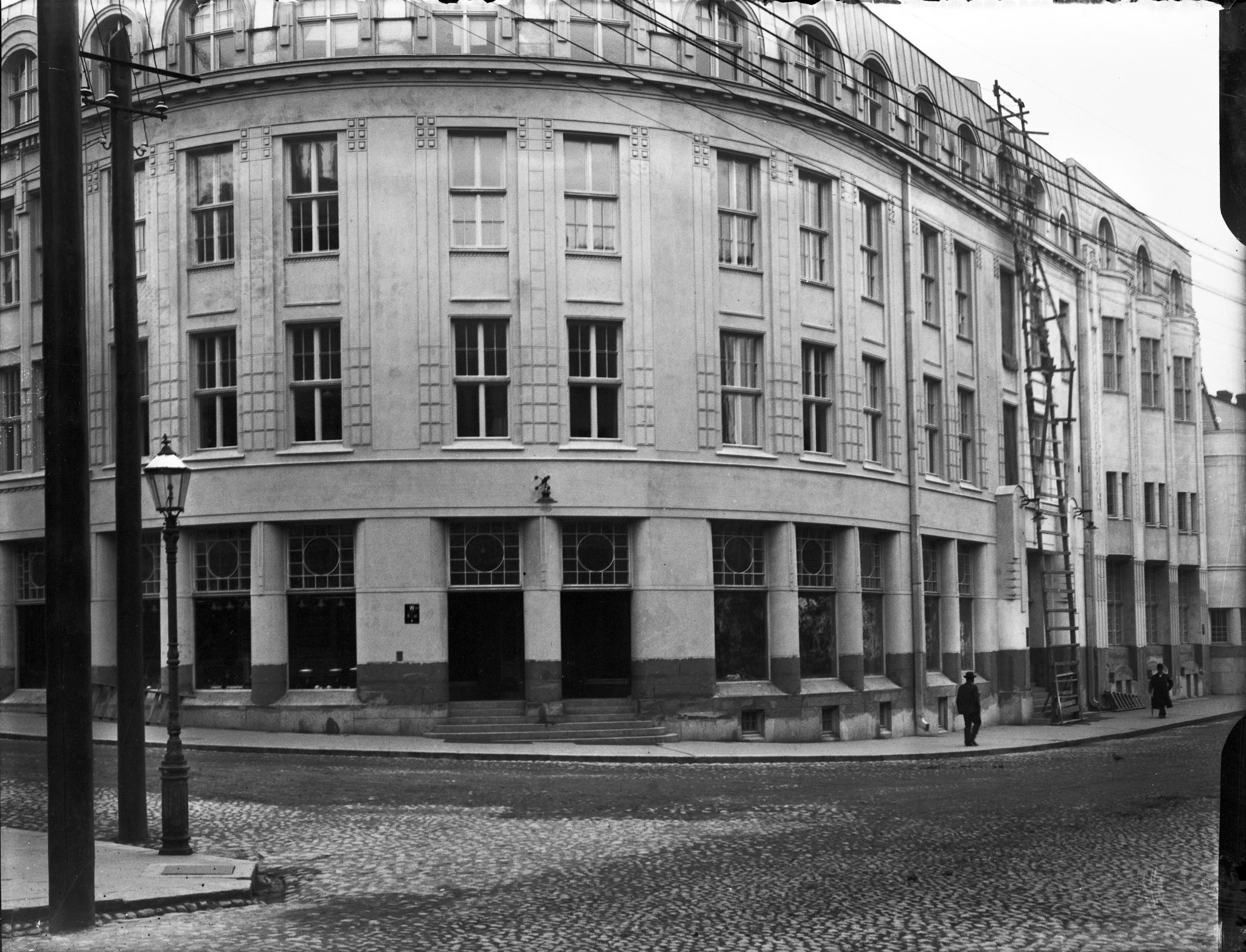 Hörnet av Kaserngatan och Lilla Robertsgatan. (1890-1910)