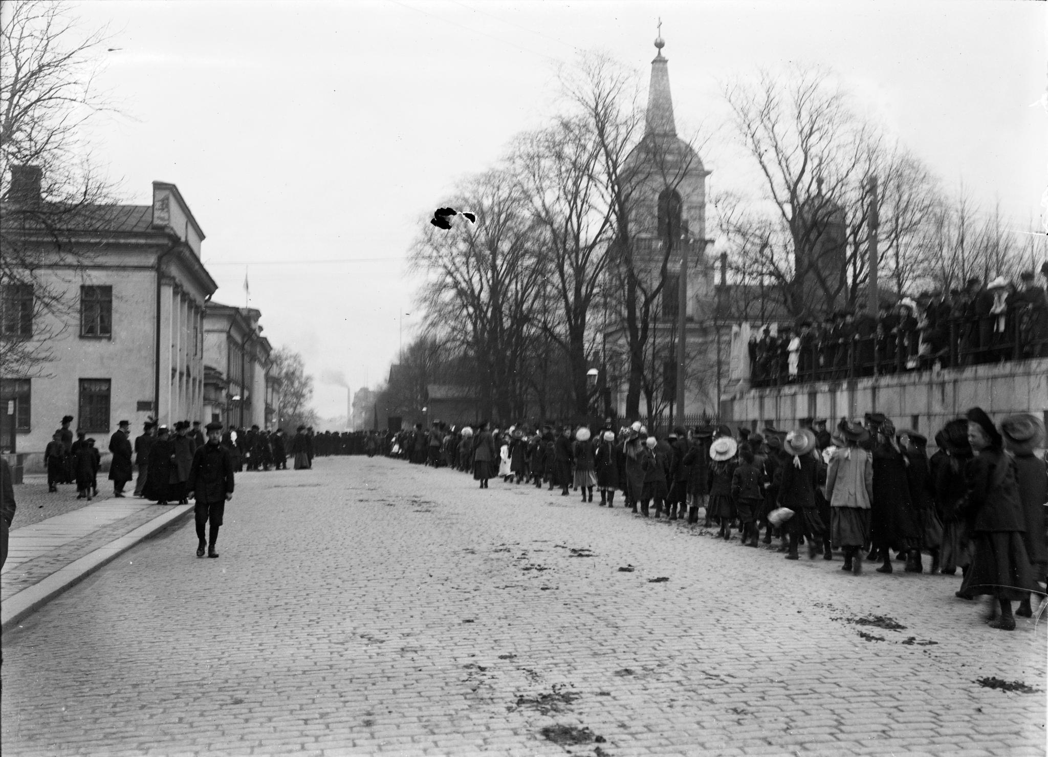 Folk som tågar längs Unionsgatan. (1890-1910)