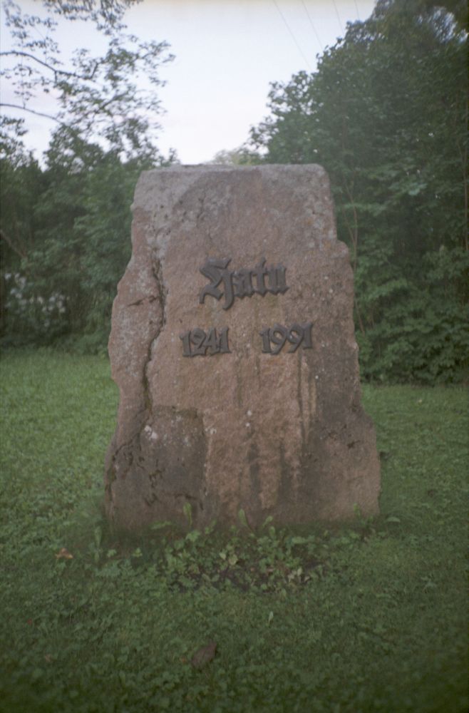 1241. aastal Hatu küla esmamainimise 750. aastapäeva mälestuskivi
