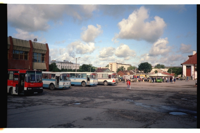 Bussid Rakvere autobussijaamas, taustal Rakvere turuplats