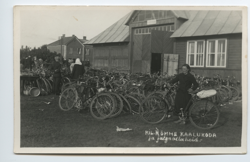 Kilingi-Nõmme jalgrattaparkla kaalukoja ees. Pildi tagaküljel kuup. 10.10.1938.a.