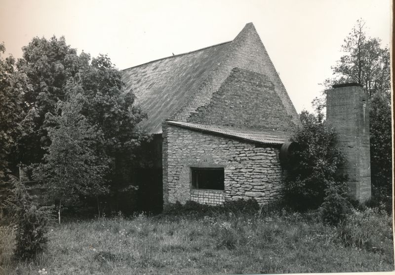 Photo. The water supply of the Nõva waterwater, built up for a locomotive. Black and white. Located: Hm 7975 - Technical monuments of Haapsalu district