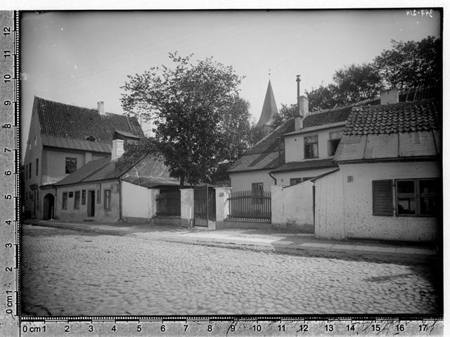 Vaade Jaani kiriku poole, endine kroonuteenistuse komisjoni maja