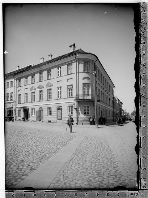 Vana ülikool Raekoja platsi ja Rüütli tänava nurgal