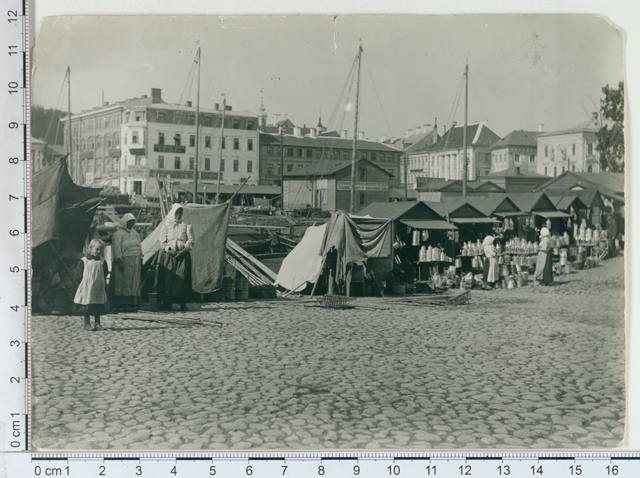 Tartu, blanket - and wooden shelves sales place in 1912