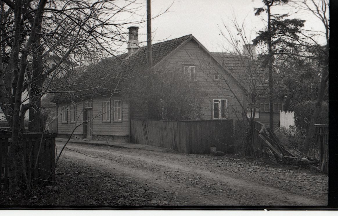 Maja  Kitsas 10  Kuressaares , kus elas Villem Grünthal-Ridala.