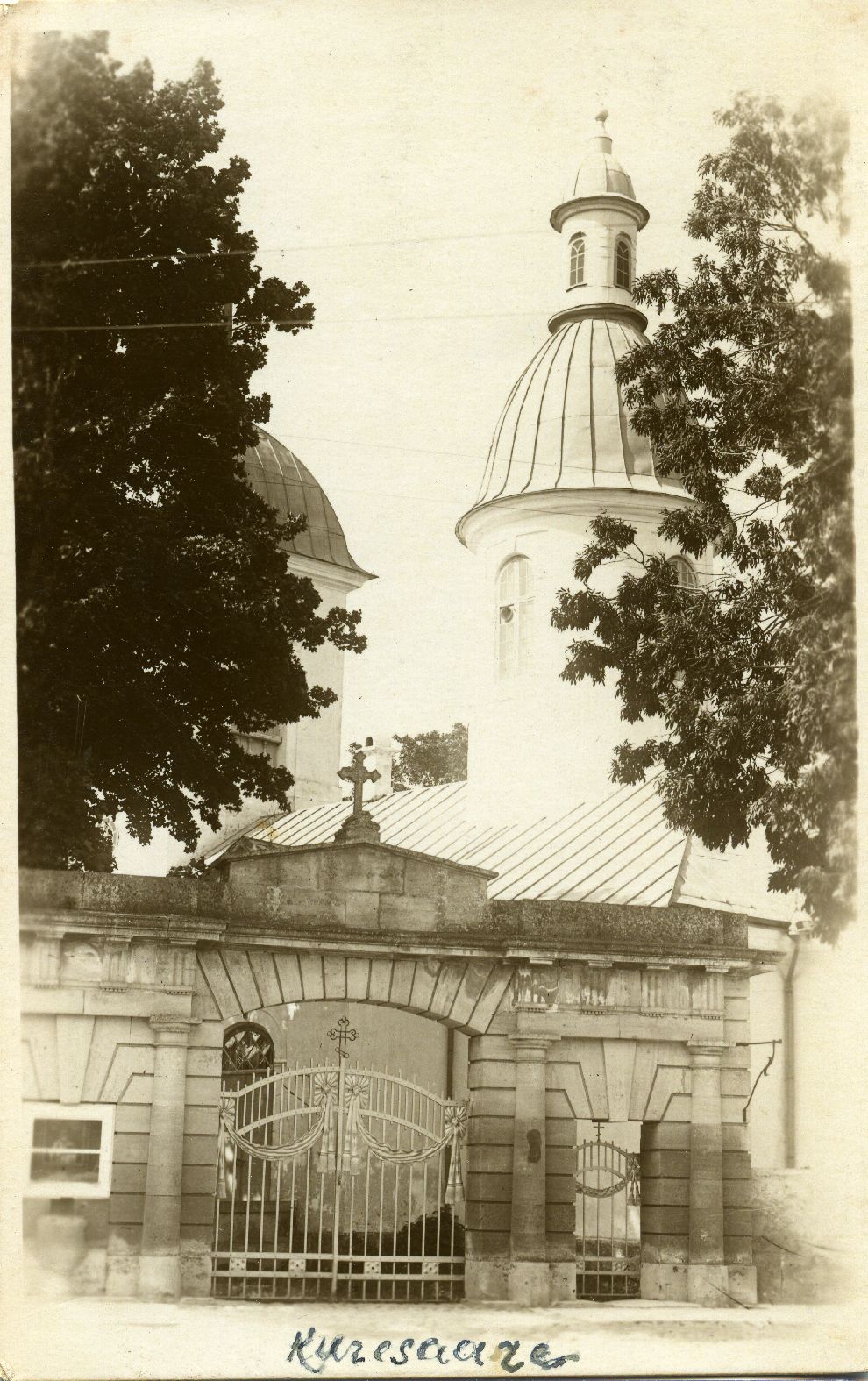 Kuressaare Püha Nikolai kirik, vaade väravale ja tornidele