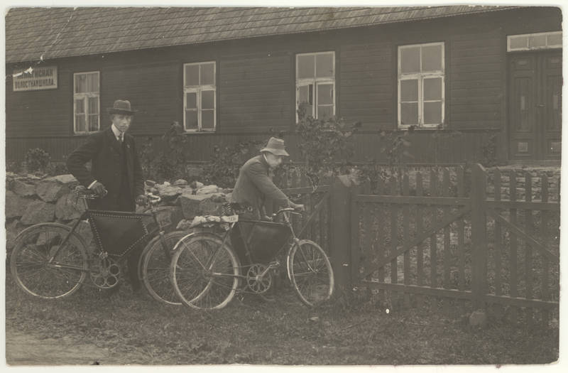 Kaks meest jalgratastega Lihula koolimaja ees