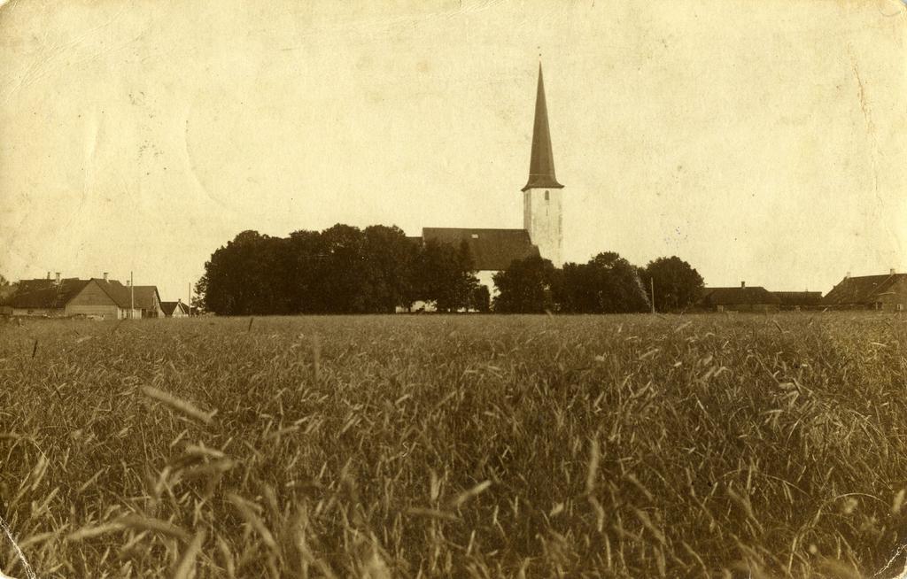 Kihelkonna kirik, vaade põhjast, esiplaanil viljapõld