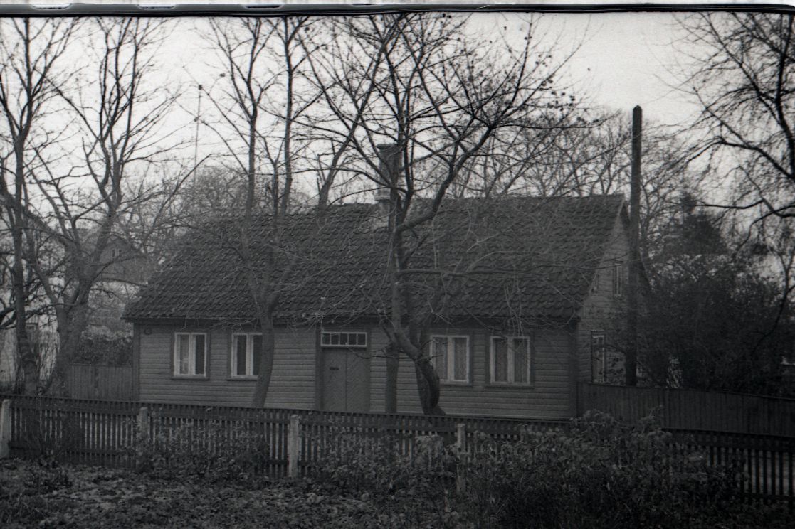 Maja  Kitsas 10  Kuressaares , kus elas Villem Grünthal-Ridala.