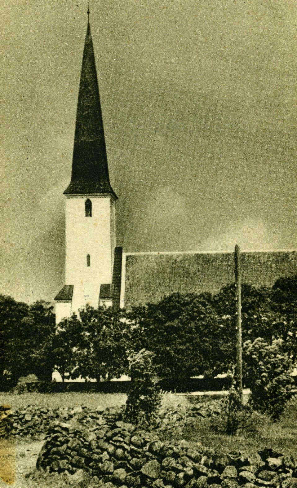 Kihelkonna kirik, vaade lõunast