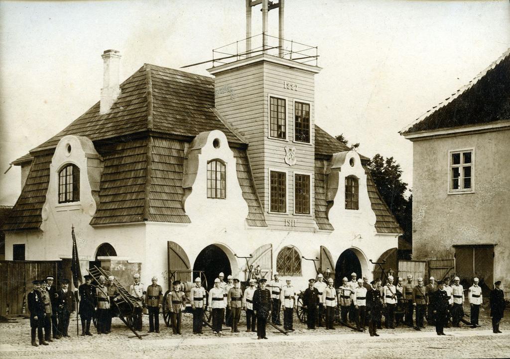 Members of the Kuressaare Free Fire Antiguard Society in September 1922 in front of the sprayhouse