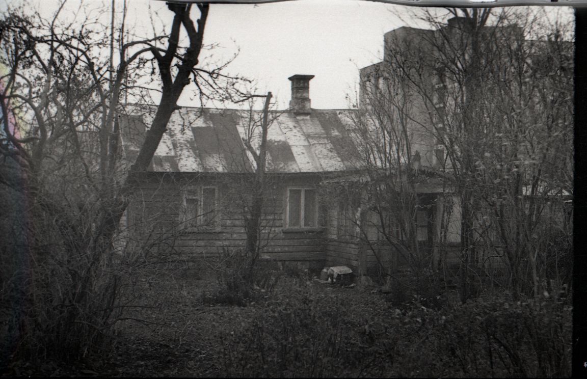 Maja  Lenini 16 Kuressaares (Uus12), kus elas Villem Grünthal ja käis koos grupp Kuressaare koolinoori, sealhulgas Johannes Aavik.