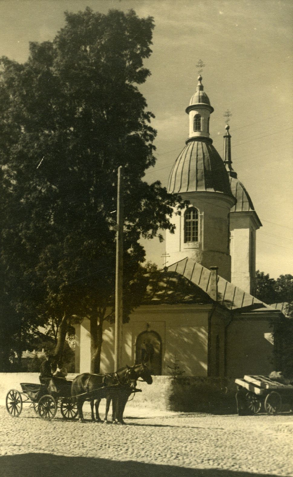 Kuressaare Nikolai kirik, vaade idast, esiplaanil kaless