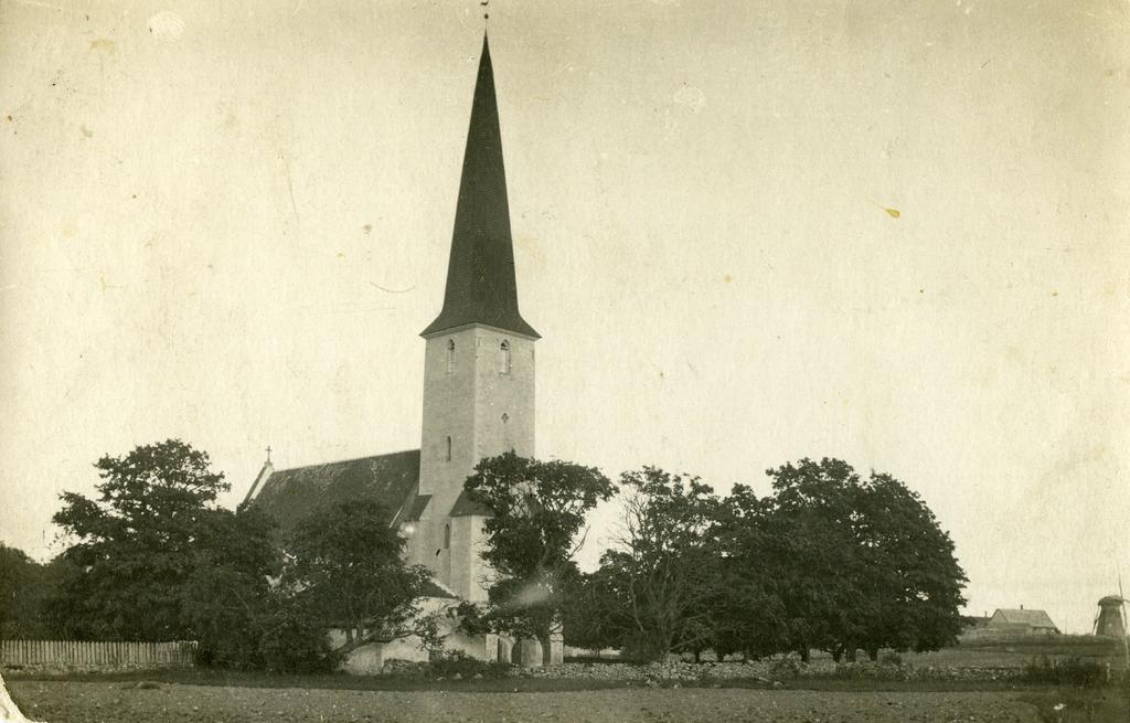 Kihelkonna kirik, vaade loodest