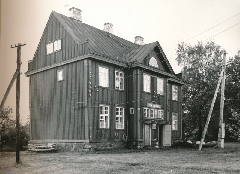 Photo. Passenger building at Virtsu railway station. Black and white. Located: Hm 7975 - Technical monuments of Haapsalu district