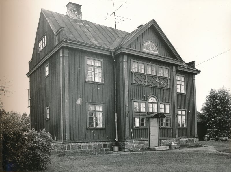 Photo. Virtsu Railway Station east side residential building. Black and white. Located: Hm 7975 - Technical monuments of Haapsalu district