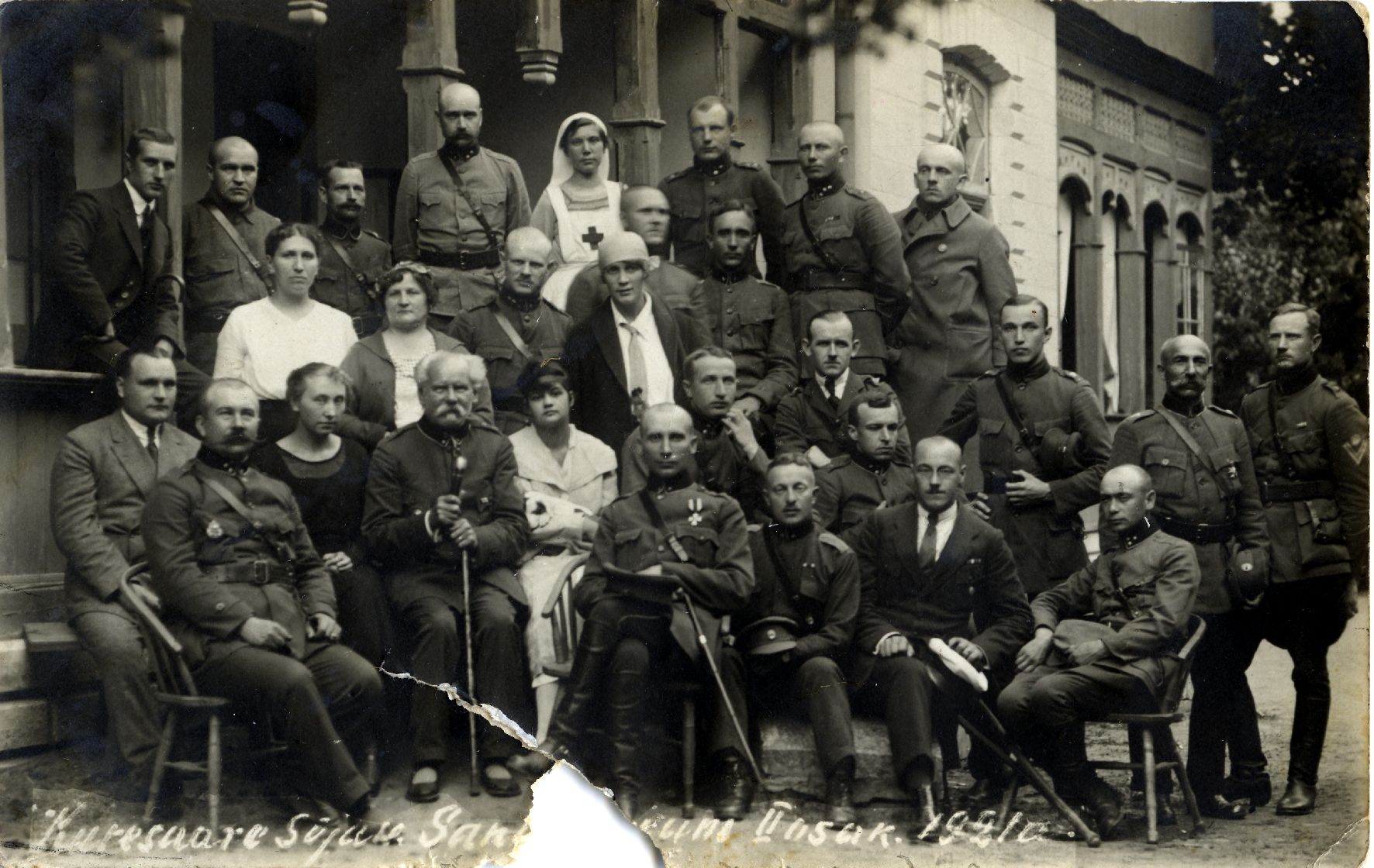 Kuressaare Sõjaväe Sanatooriumi II osakonna patsiendid ja personal.