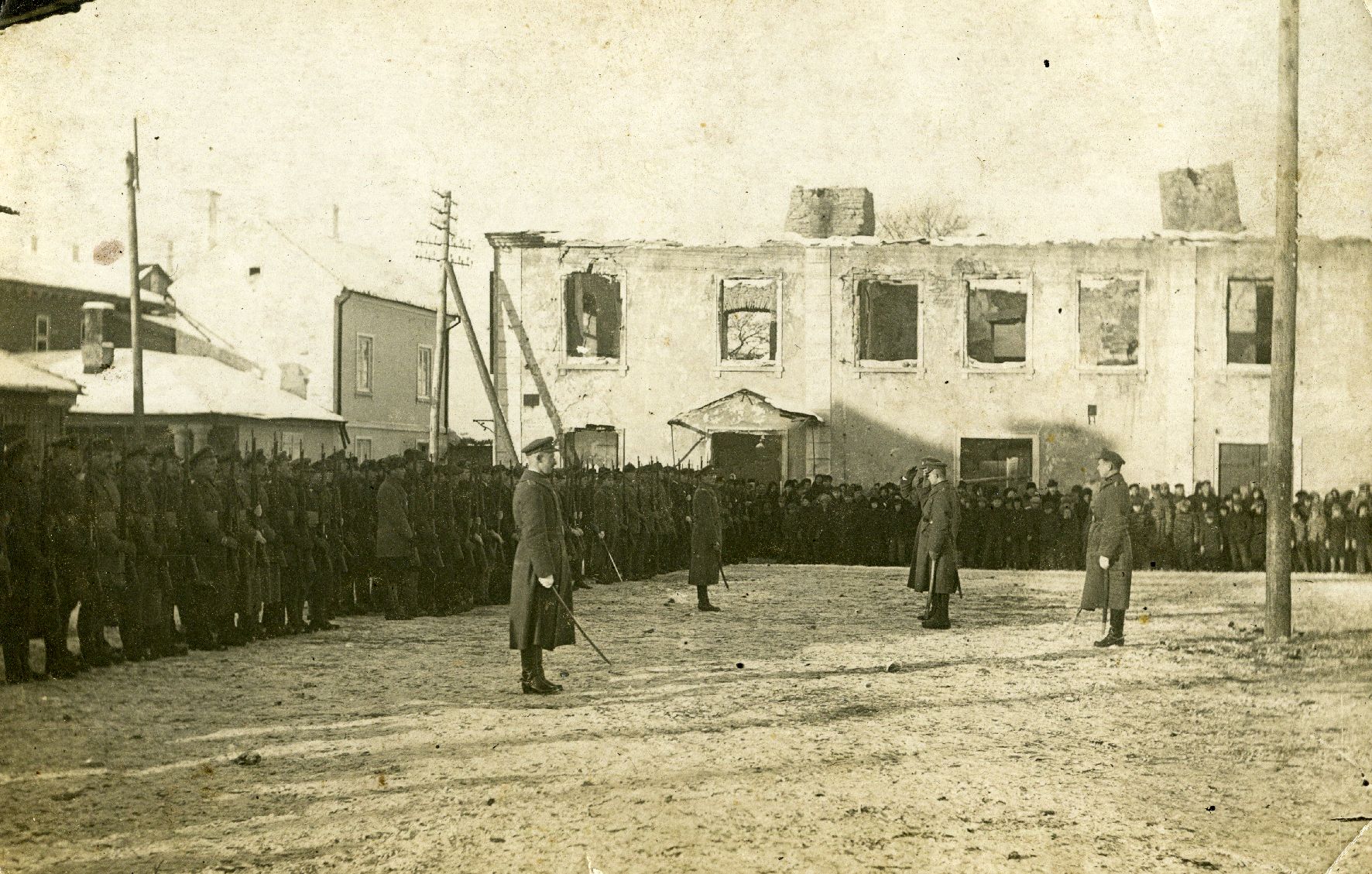 Kuressaare, Tallinna 1 hoone varemetes, turuplatis ülesrivistatud sõjaväelased