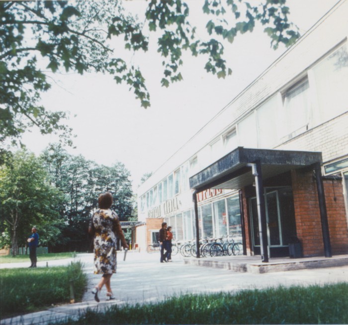 Värvifoto slaidist. Restoran "Kärdla" ja kauplus "Hiiu"